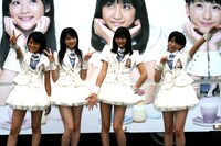 デコトラを前に、喜びを体で表現するスマイレージの4人。