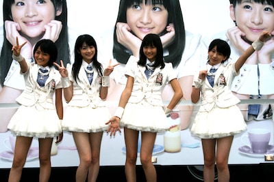 デコトラを前に、喜びを体で表現するスマイレージの4人。