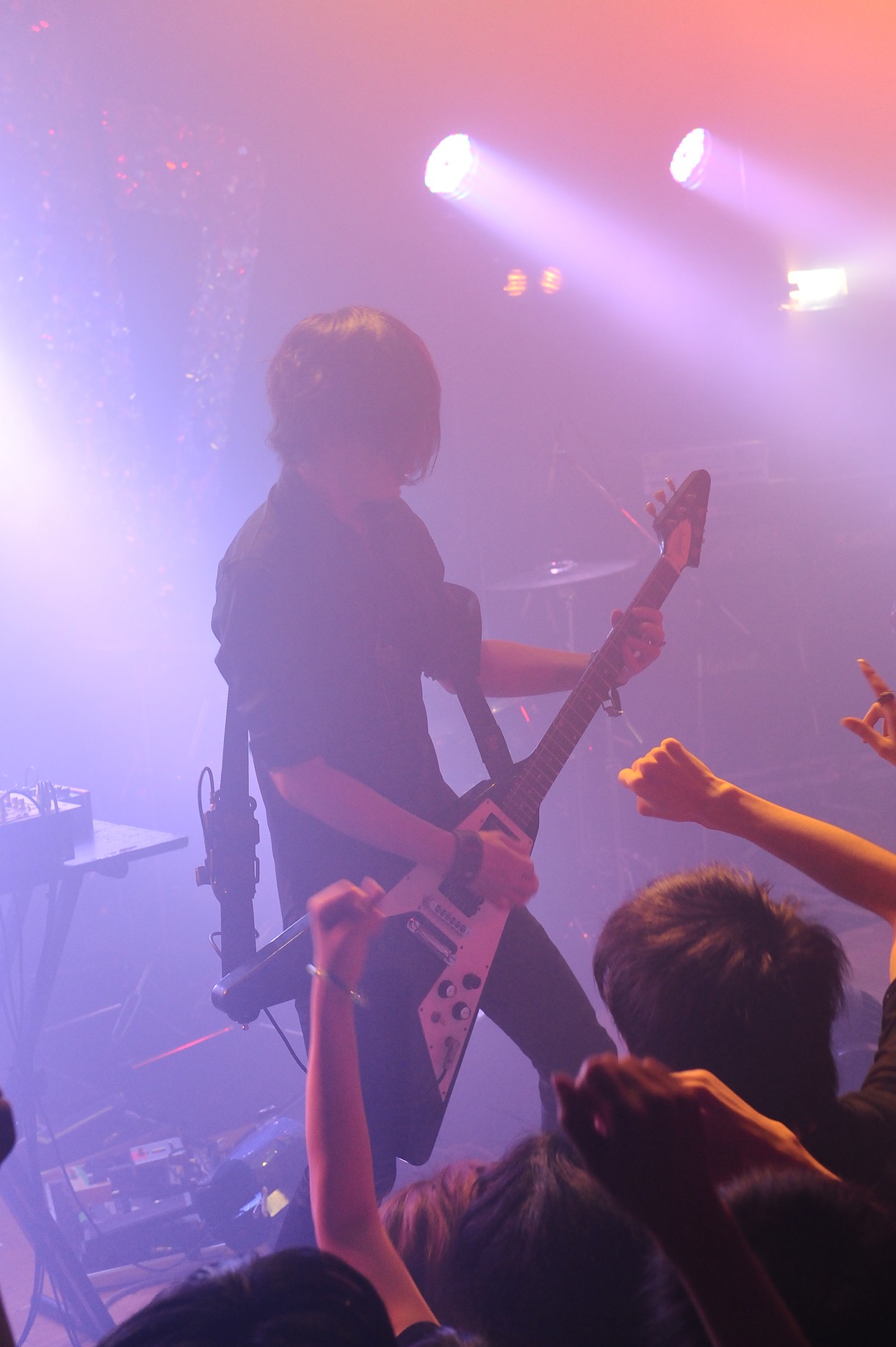 ステージ前方に出てアグレッシブなプレイを見せる中野。ライブ終了後には前方の観客と握手を交わすサービスも。