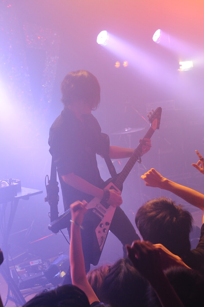 ステージ前方に出てアグレッシブなプレイを見せる中野。ライブ終了後には前方の観客と握手を交わすサービスも。