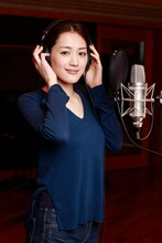 レコーディングに臨む綾瀬はるか。「マーガレット」は7月より着うた先行配信が予定されている。