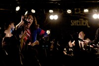 写真はツアー初日となった5月21日・下北沢SHELTER公演の様子。