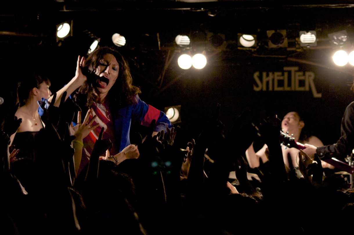 写真はライブの様子。この日のSHELTERは、入口の降り階段までオーディエンスで埋め尽くされた超満員状態。