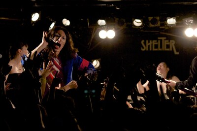 写真はツアー初日となった5月21日・下北沢SHELTER公演の様子。