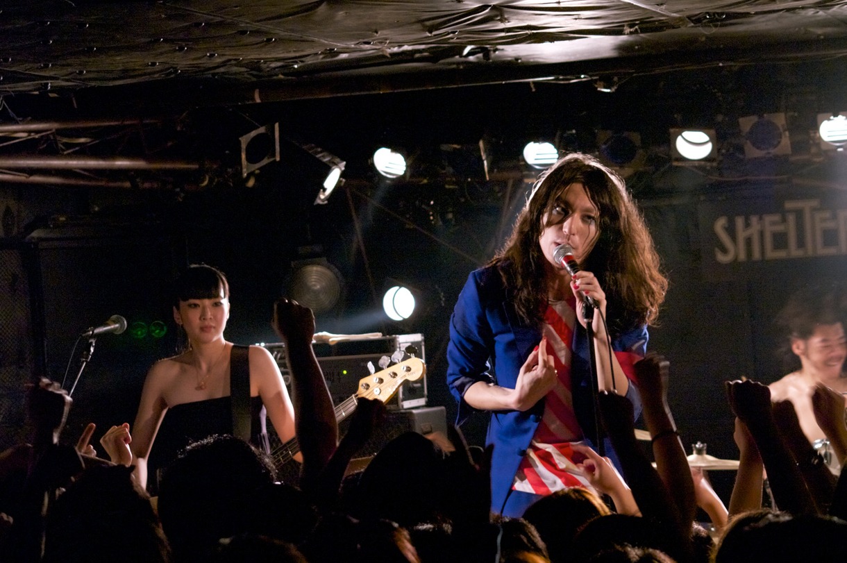 写真はライブの様子。曲間には志磨による独特の美学あふれるMCが展開され、観客が爆笑したりしんみりと聴き入ったりしていた。