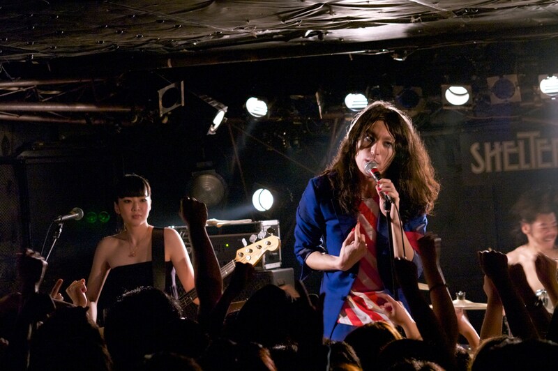 写真はライブの様子。曲間には志磨による独特の美学あふれるMCが展開され、観客が爆笑したりしんみりと聴き入ったりしていた。