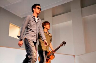 ローソンでは6月5日よりアルバム「ALL COVERS BEST」の楽曲先行試聴がスタート。2週間ごとにカバー曲2曲ずつが店内BGMとしてオンエアされる。