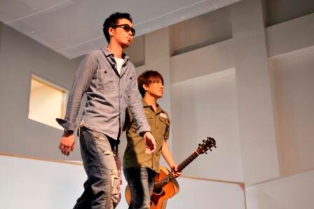 ローソンでは6月5日よりアルバム「ALL COVERS BEST」の楽曲先行試聴がスタート。2週間ごとにカバー曲2曲ずつが店内BGMとしてオンエアされる。