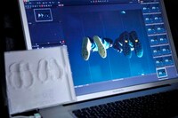 アルバム「ALL COVERS BEST」のジャケット写真は、2006年発売のベストアルバム「ALL SINGLES BEST」同様“足跡ジャケ”になる模様。