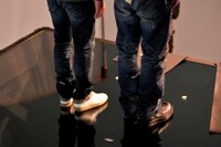 足形を取る小渕と黒田。