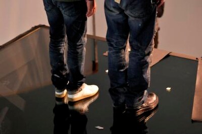 足形を取る小渕と黒田。