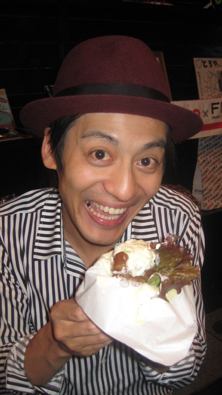 TBS系「あらびき団」でさまざまな大道芸人のナレーションを担当し、ピンでもブレイクしたとろサーモン村田秀亮。現在「あらびき団」では相方、久保田のゲスなナレーションが注目を集めている。