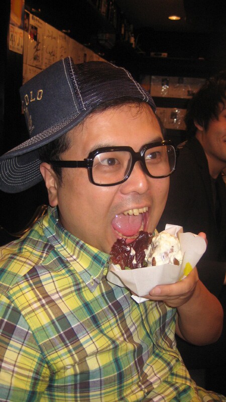 特製肉巻きおにぎり「リアルとろ巻き」にかぶりつく、とろサーモン久保田和靖