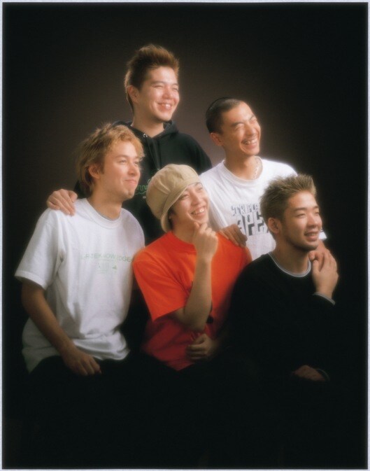 こちらは2001年、メジャーデビュー当時のアーティスト写真。若い。