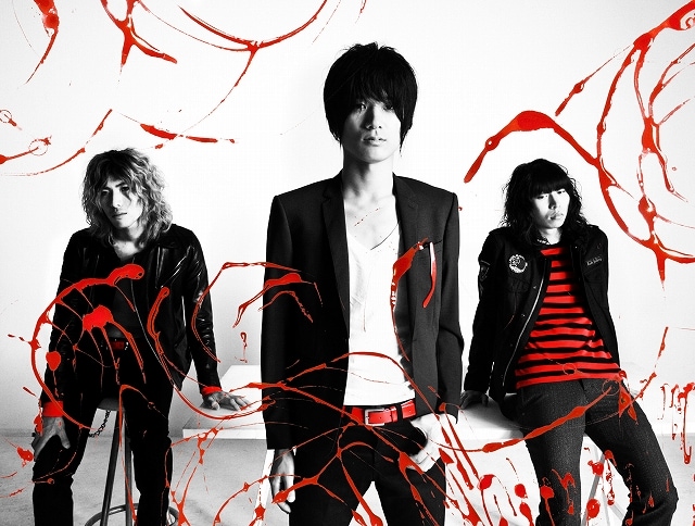 佐々木亮介（a flood of circle/写真中央）