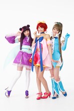 写真左から福田花音（笹原名月役）、和田彩花（雪森りんご役）、前田憂佳（高城レイラ役）。(c)SSJ/リルぷりっぐみ・テレビ東京 2010