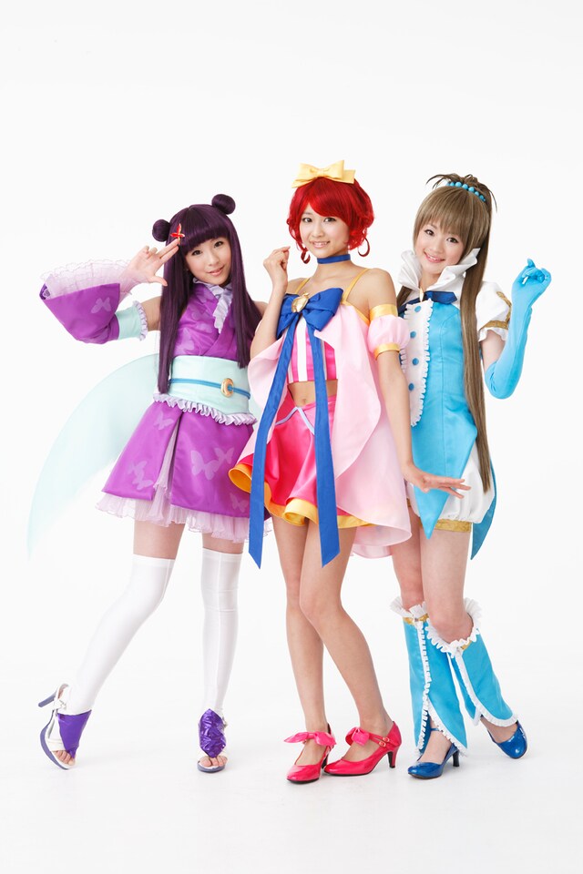 写真左から福田花音（笹原名月役）、和田彩花（雪森りんご役）、前田憂佳（高城レイラ役）。(c)SSJ/リルぷりっぐみ・テレビ東京 2010