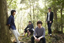 sleepy.abは6月23日にニューシングル「君と背景」をリリース。万華鏡をモチーフにしたタイトル曲のPVは、現在スペースシャワーTVをはじめ各CS局でオンエア中。