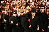 気合い十分のコスプレを施したKISSESと記念撮影する氣志團。