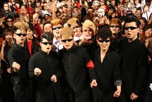 気合い十分のコスプレを施したKISSESと記念撮影する氣志團。