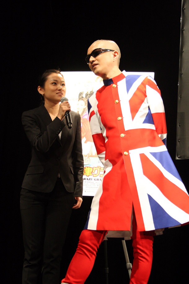 通訳の女性を介して英語で挨拶した雪之丞。「渋谷はいつ来てもエキサイティングな街ですね。この後は恵比寿のモツ煮込みがおいしい立ち呑み屋に行きたいです」と語った。