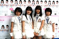 前田憂佳（写真左から2番目）は記者に向かって、「なにかいいダジャレがあったら教えてくだシャレ」と発言。「スマイレージのライバルは？」と記者から聞かれた福田花音（写真右）は、「モーニング娘。さんやBerryz工房さん」と同じ所属事務所の先輩の名前を挙げた。