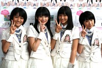 イベント後には囲み取材も実施。和田彩花（写真右から2番目）は記者から「今日のイベントに点数をつけると？」と聞かれて「32点」と回答。「今日はグダグダだったので、自分に厳しく、他のライバルに負けないようにしたい」と志の高さを見せた。