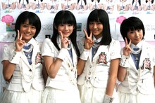 イベント後には囲み取材も実施。和田彩花（写真右から2番目）は記者から「今日のイベントに点数をつけると？」と聞かれて「32点」と回答。「今日はグダグダだったので、自分に厳しく、他のライバルに負けないようにしたい」と志の高さを見せた。