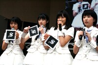 スマイレージの頭文字「S」が書かれたARマーカーを掲げる4人。