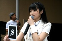 ARマーカーを持って「AR？ えー、あーるのー？」と、得意のダジャレを放った前田憂佳。