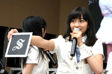 ARマーカーをWEBカメラにかざす和田彩花。