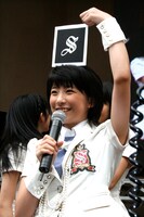 頭上にARマーカーを掲げる福田花音。