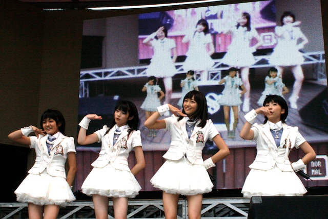 ARと融合したコラボで“12人”になったスマイレージ。