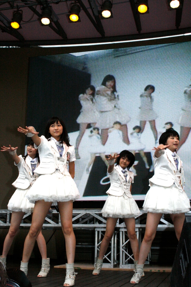 「夢見る15歳（フィフティーン）」を熱唱するスマイレージ。