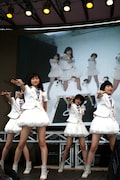 「夢見る15歳(フィフティーン)」を熱唱するスマイレージ。