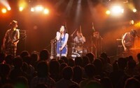 写真は5月28日に大阪・OSAKA MUSEで開催されたプレミアム招待ライブの模様。