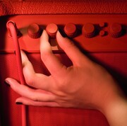 アルバム「Possible」ジャケット。アートワークのテーマカラーである赤は、ファーストアルバムを作る上で舞花が以前から思い描いていたもので、自身の好きな色であり情熱・若さ・反抗・衝動・勢いなどを表しているという。