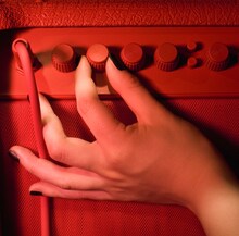 アルバム「Possible」ジャケット。アートワークのテーマカラーである赤は、ファーストアルバムを作る上で舞花が以前から思い描いていたもので、自身の好きな色であり情熱・若さ・反抗・衝動・勢いなどを表しているという。