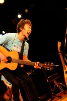 「アイス缶珈琲」のビデオクリップでサラリーマンに扮しているsuzumoku。所属レーベルWorld apartのオフィシャルYouTubeチャンネルでは、ビデオクリップをフルサイズで公開している。