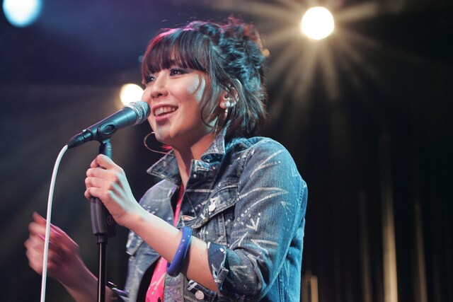 ライブ前日には「原宿を知っておこう」とひさびさに竹下通りを歩いてみたという土岐麻子。「原宿という元気な街でライブができてうれしいです……って年寄りくさいMCですけど」とユルいトークで会場を沸かせた。