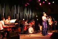 後半戦ではシックなドレス姿を披露。