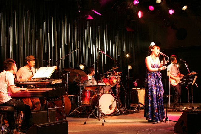 後半戦ではシックなドレス姿を披露。