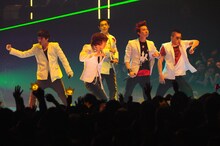 BIGBANGは最優秀新人アーティストビデオ賞を獲得した「ガラガラ GO!!」に加え、妹分2NE1も飛び入りして「Fire」をパフォーマンス（写真提供MTV JAPAN）。