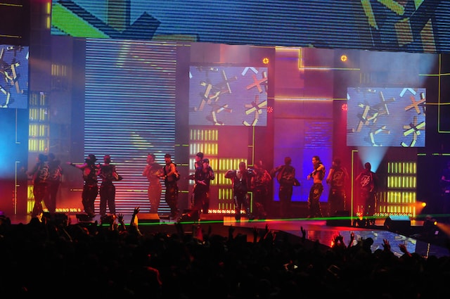 授賞式は、EXILEにDOBERMAN INCを混じえた総勢19人の「24karats STAY GOLD」で華々しく幕開け（写真提供MTV JAPAN）。