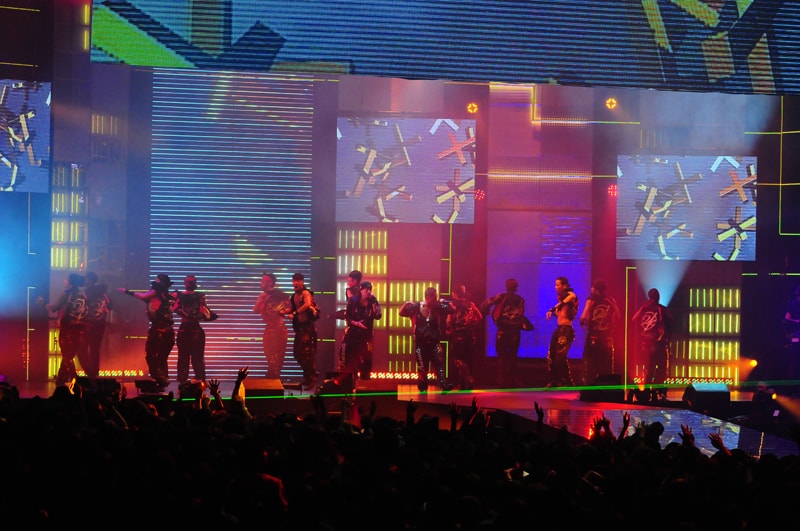 授賞式は、EXILEにDOBERMAN INCを混じえた総勢19人の「24karats STAY GOLD」で華々しく幕開け（写真提供MTV JAPAN）。