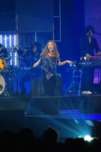 イベントの大トリを飾ったSuperflyのライブでは、「Alright!」と新曲「Roll Over The Rainbow」の2曲を披露。これが彼女にとって今年初ライブとなった（写真提供MTV JAPAN）。