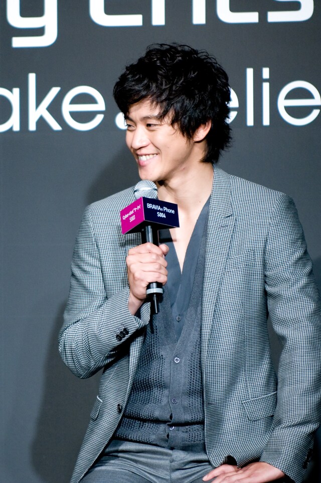 小栗は今回のWタイアップ企画について、「ぜいたくな感じですよね。1つのCMで全然違う2つの曲が聴けるのはおもしろいし、ありがたい」と語った。