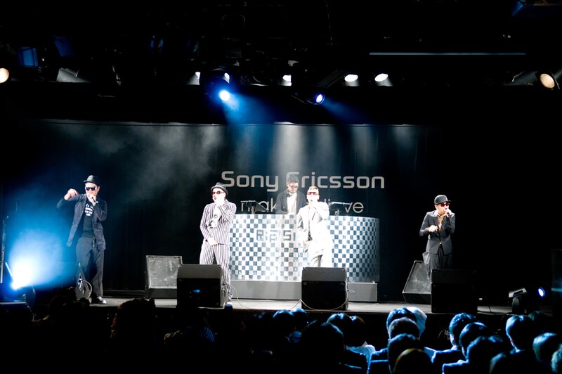 間奏でDJ FUMIYAにスポットが当たれば、RYO-Zが「フミラッチ IN THE MIX!!」とアドリブを声でかけるのも忘れない。