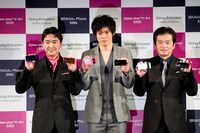写真左から、ソニーエリクソン高垣浩一常務、小栗旬、ワーナーミュージック・ジャパン仲井一雄社長。