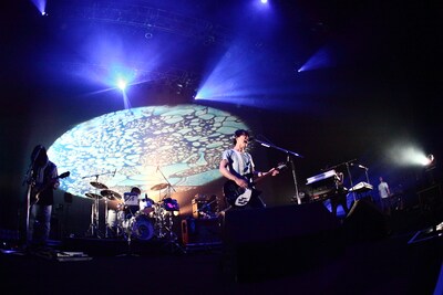 ライブで披露された新曲「アイデンティティ」は、8月4日にシングルとしてリリース。初回限定盤には日本武道館公演の先行予約情報が封入される（写真：石阪大輔（Hatos））。